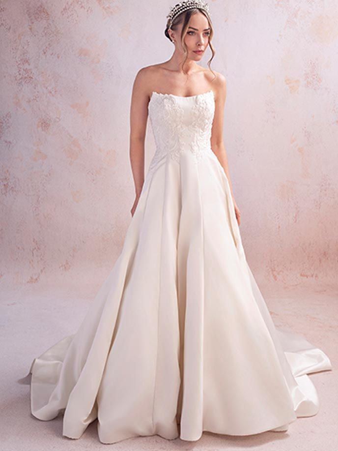 April Banbury 10 April Banbury Wedding dress Abby